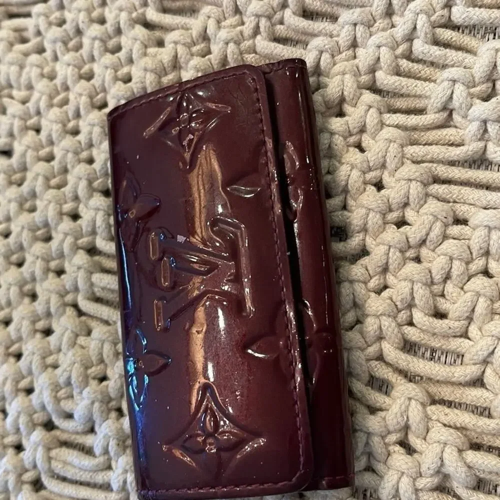 Authentic Louis Vuitton Vernis 4 Key Case in Amaranth (Burgundy red)
